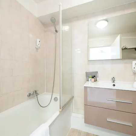 Garden & Aix En Provence - Puyricard 3* אקס-אן-פרובאנס